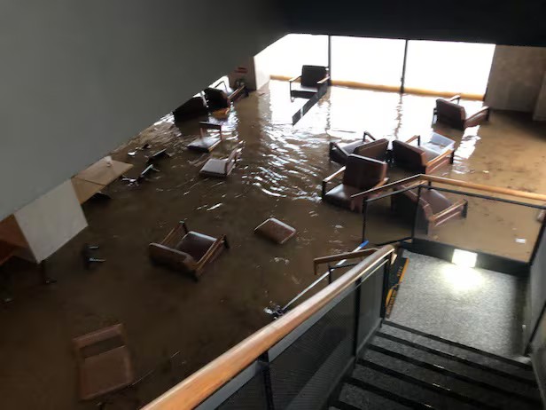Hàn Quốc ngày thứ 3 oằn mình trong mưa lũ lịch sử: Siêu thị, Starbucks ngập kinh hoàng, ô tô chỉ thấy nóc, 5.000 người bỗng 