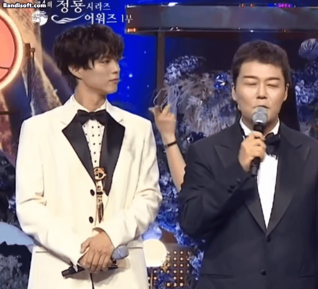 19-1752888229-viral-nhat-rong-xanh-2025-trend-viet-nam-bat-ngo-len-song-ly-do-la-vi-park-bo-gum-moi-ngo-ngang.gif