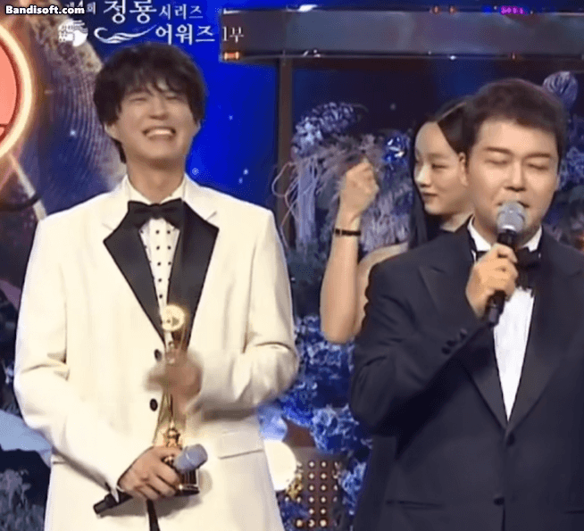 19-1752888229-viral-nhat-rong-xanh-2025-trend-viet-nam-bat-ngo-len-song-ly-do-la-vi-park-bo-gum-moi-ngo-ngang.gif