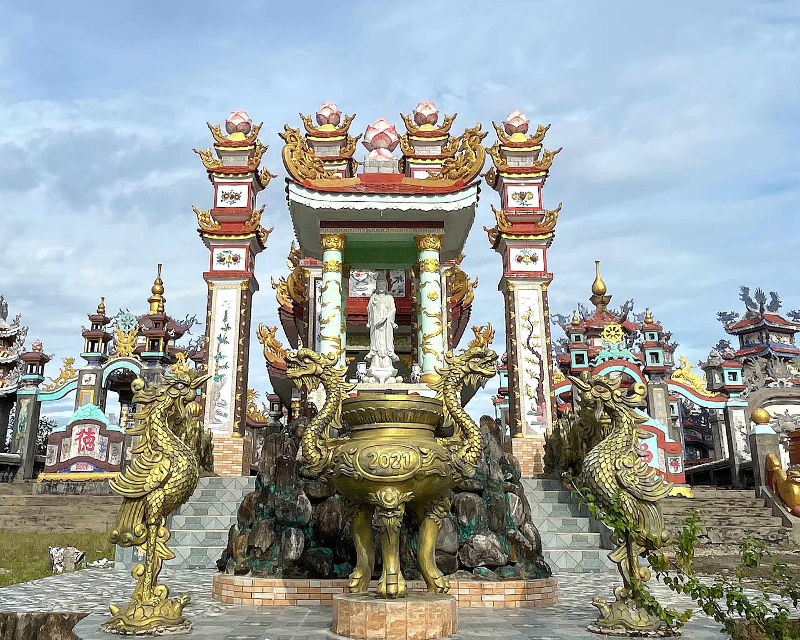 Đập chén bát xây lăng mộ: Chuyện thật ở ngôi làng khiến cả thế giới ngỡ ngàng- Ảnh 1.