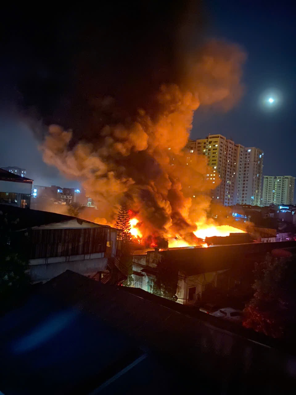 Người dân bàng hoàng kể lại vụ cháy ngùn ngụt trong đêm ở Hà Nội: “Ngọn lửa nhanh chóng cháy lan, một vài người cố gắng dập lửa nhưng không được”- Ảnh 1.