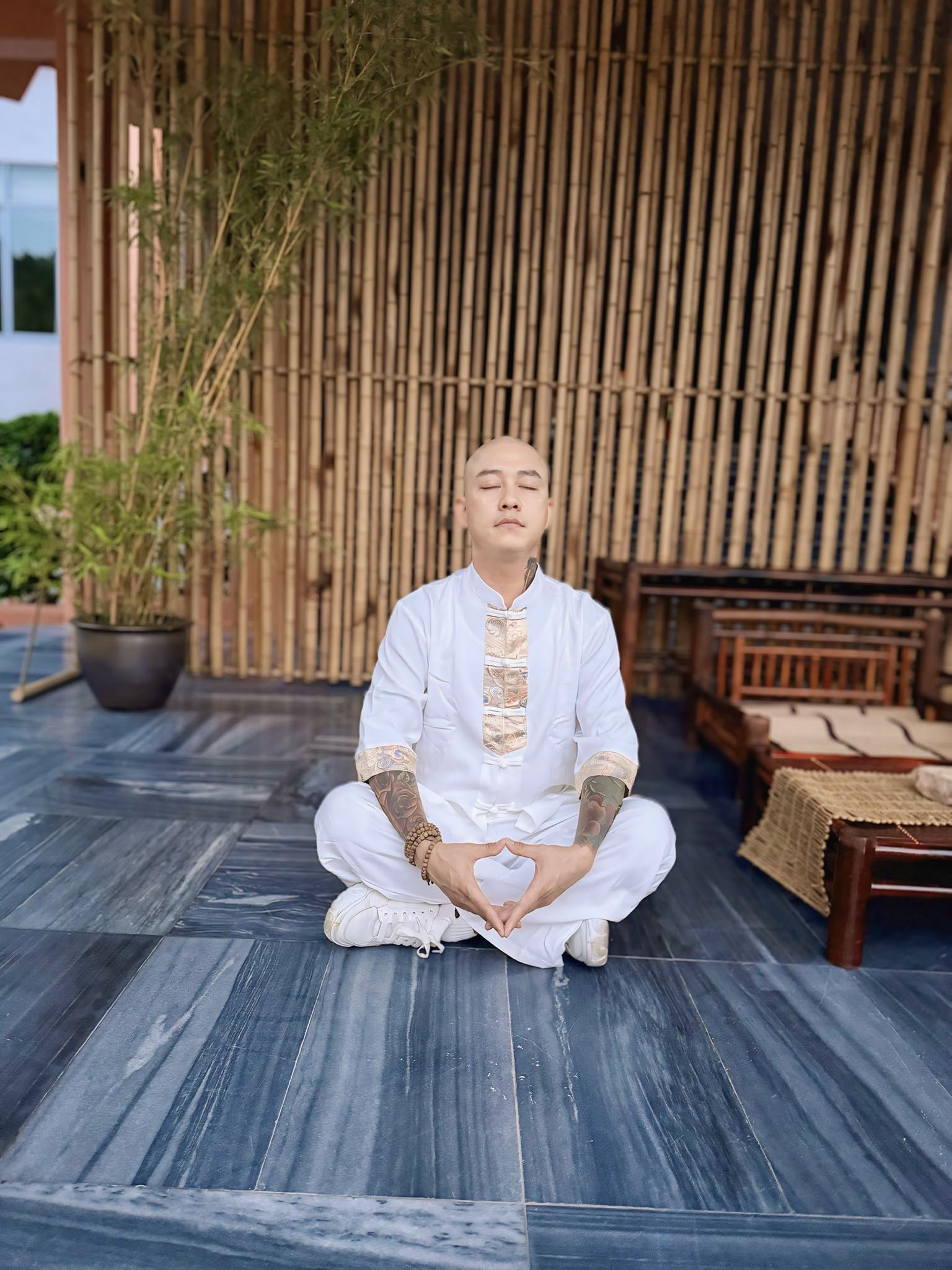 Tuấn Hưng bị phản ứng tiêu cực khi cạo đầu gây sốc: “Tôi không cần phản bác”- Ảnh 2.