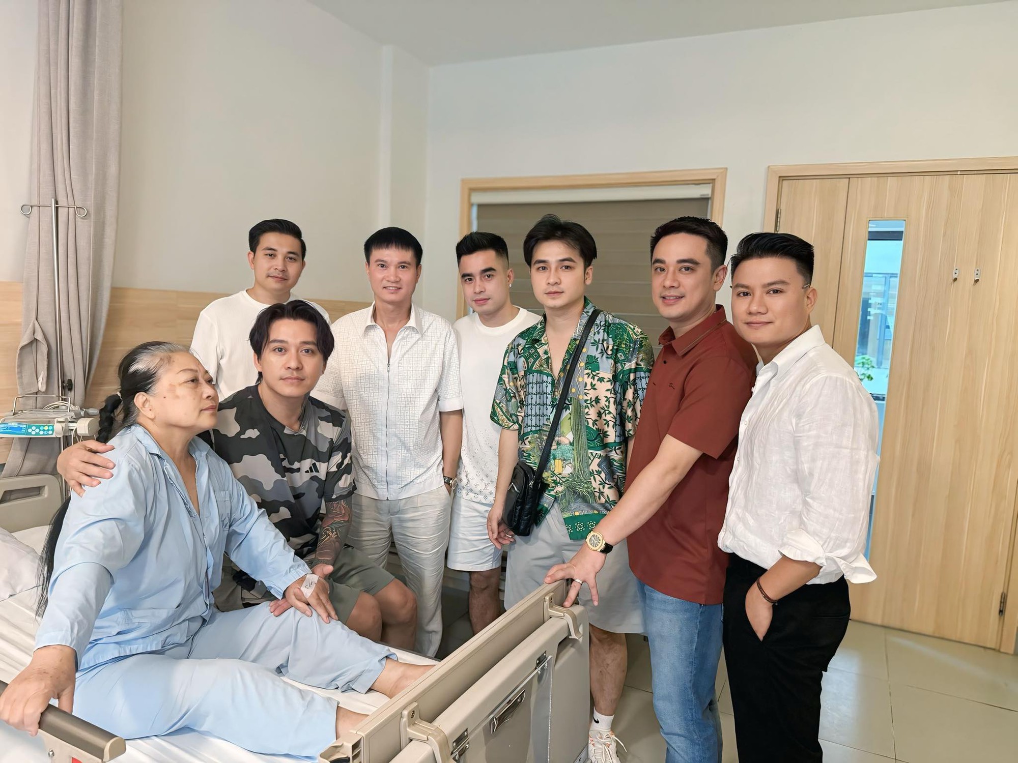 Tuấn Hưng bị phản ứng tiêu cực khi cạo đầu gây sốc: “Tôi không cần phản bác”- Ảnh 4.