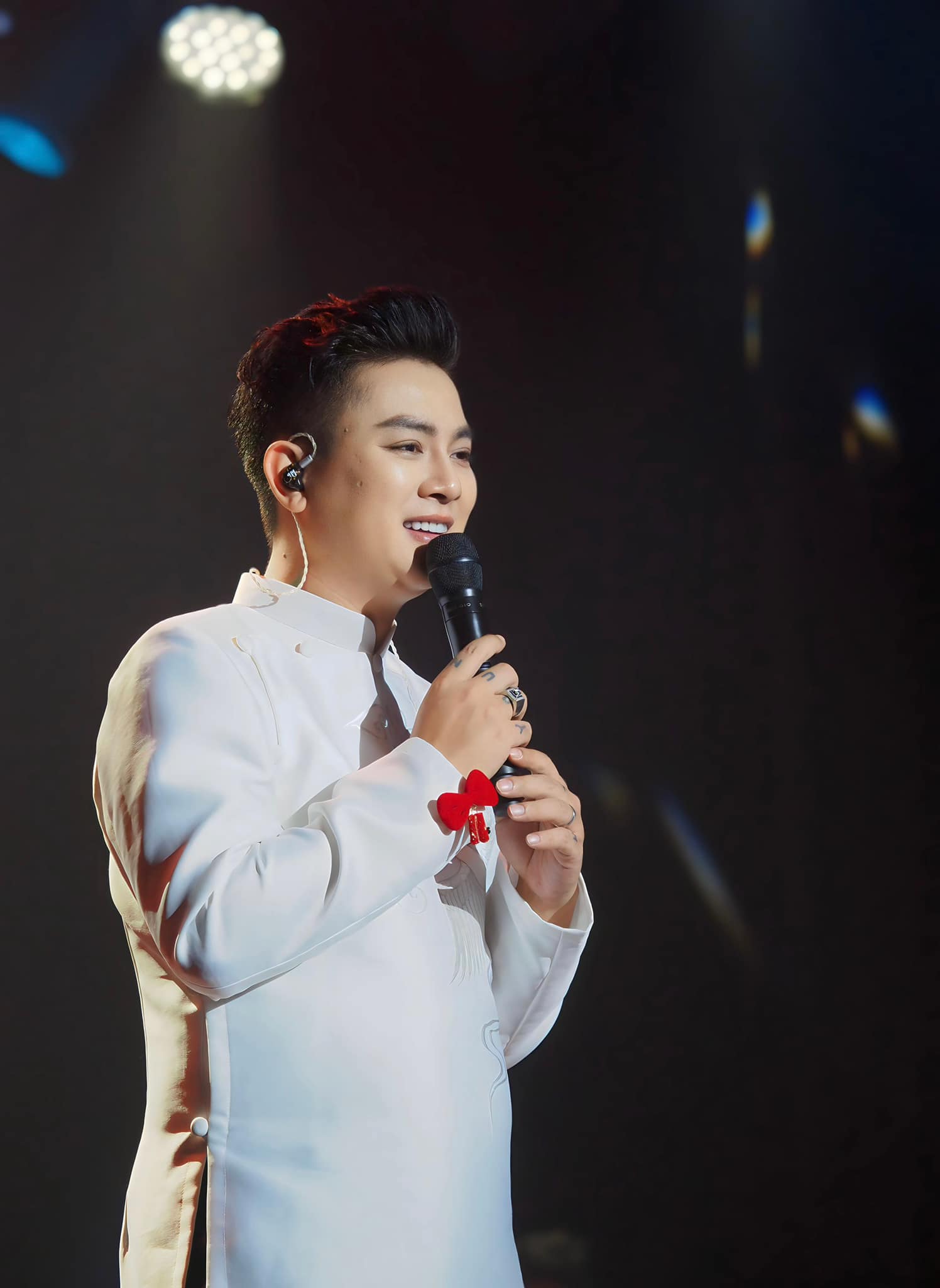 19-1752912610-dong-thai-dau-tien-cua-hoai-lam-sau-khi-cindy-lu-ket-hon.jpg
