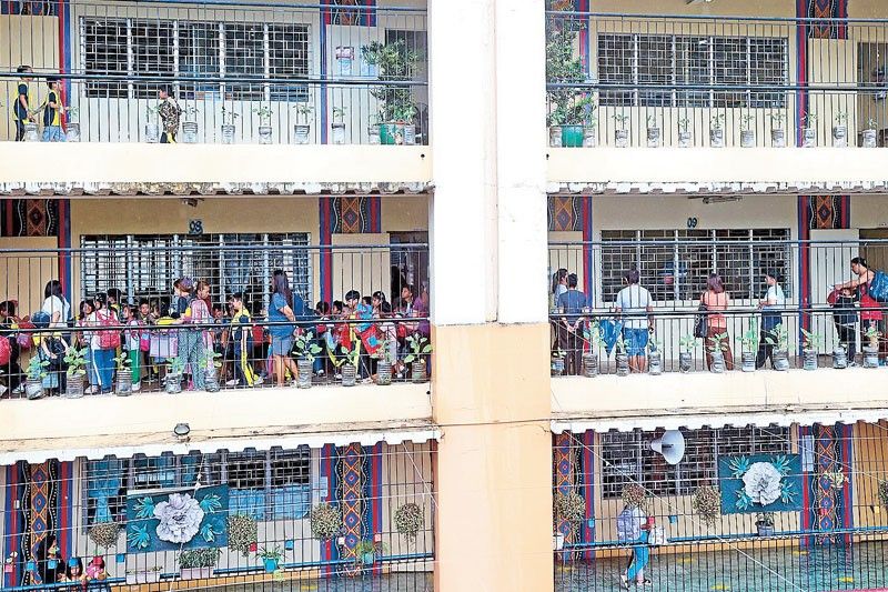 Bão Wipha lao thẳng Philippines khiến gần 100.000 người ảnh hưởng, Hong Kong dự kiến nâng mức cảnh báo - Ảnh 2.