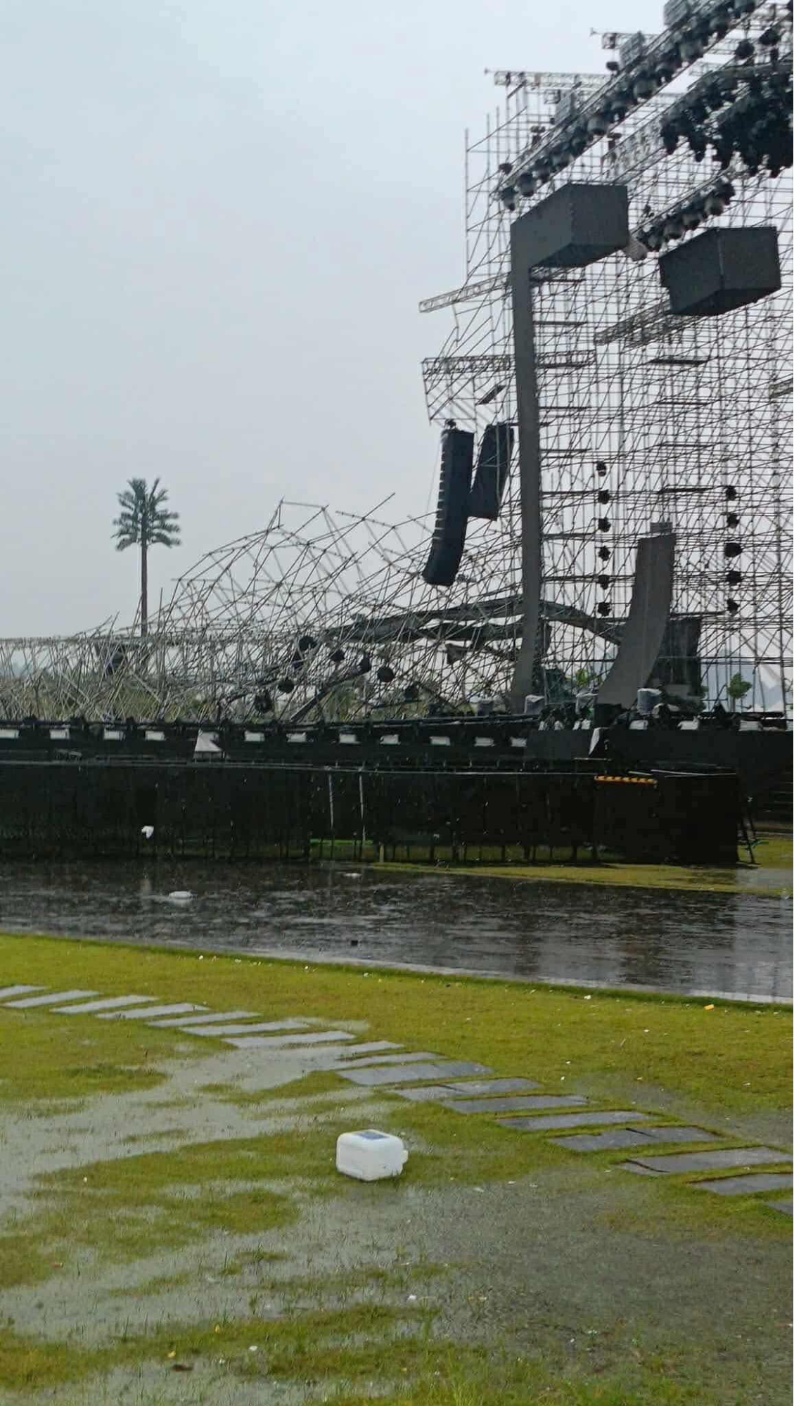Concert quy tụ anh tài - chị đẹp sập sân khấu trước giờ G, bão lốc nguy hiểm khiến BTC phải đưa ra thông báo gấp!- Ảnh 3.