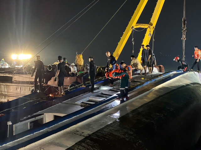 Chùm ảnh: Lực lượng chức năng xuyên đêm tiến hành lật tàu, nỗ lực tìm kiếm người gặp nạn còn mắc kẹt- Ảnh 9.
