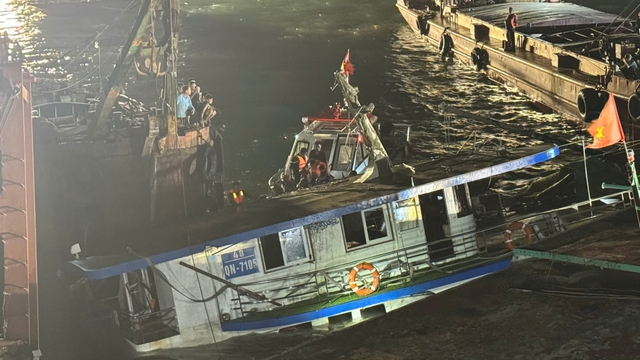 Chùm ảnh: Lực lượng chức năng xuyên đêm tiến hành lật tàu, nỗ lực tìm kiếm người gặp nạn còn mắc kẹt- Ảnh 13.