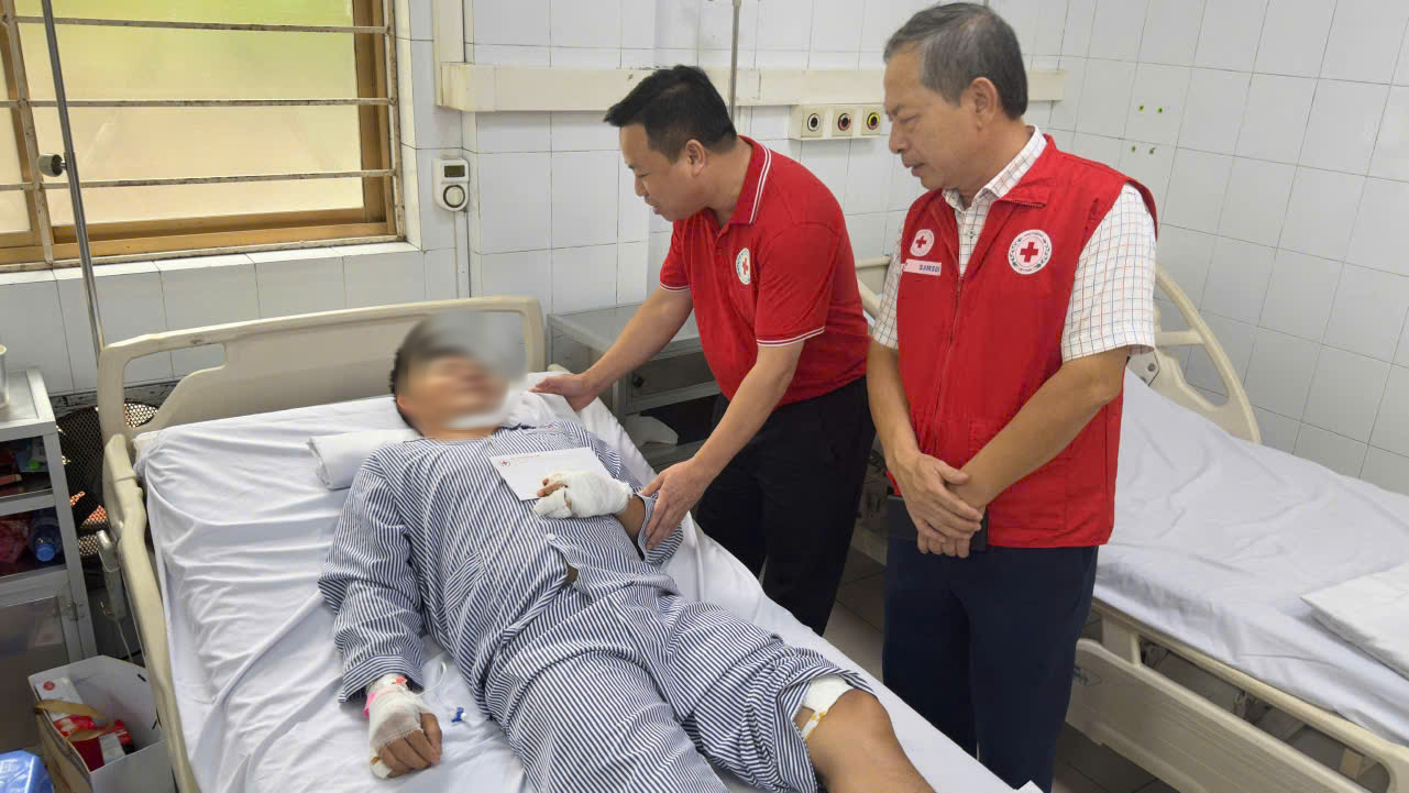 Hỗ trợ các nạn nhân vụ lật tàu trên vịnh Hạ Long- Ảnh 1.