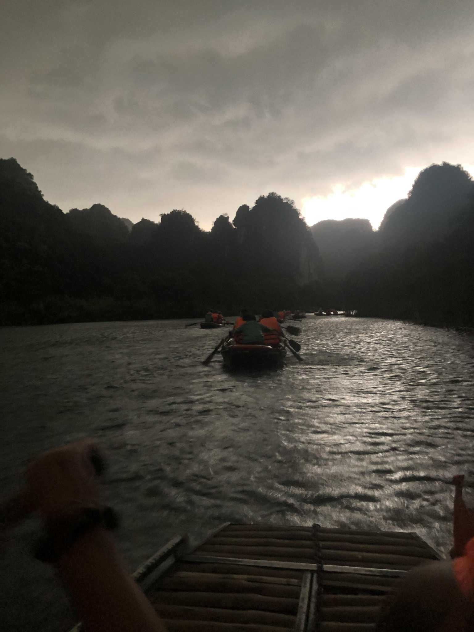 20-1753014721-du-khach-so-hai-giua-dong-loc-tren-song-o-tam-coc-khu-du-lich-noi-gi.jpg