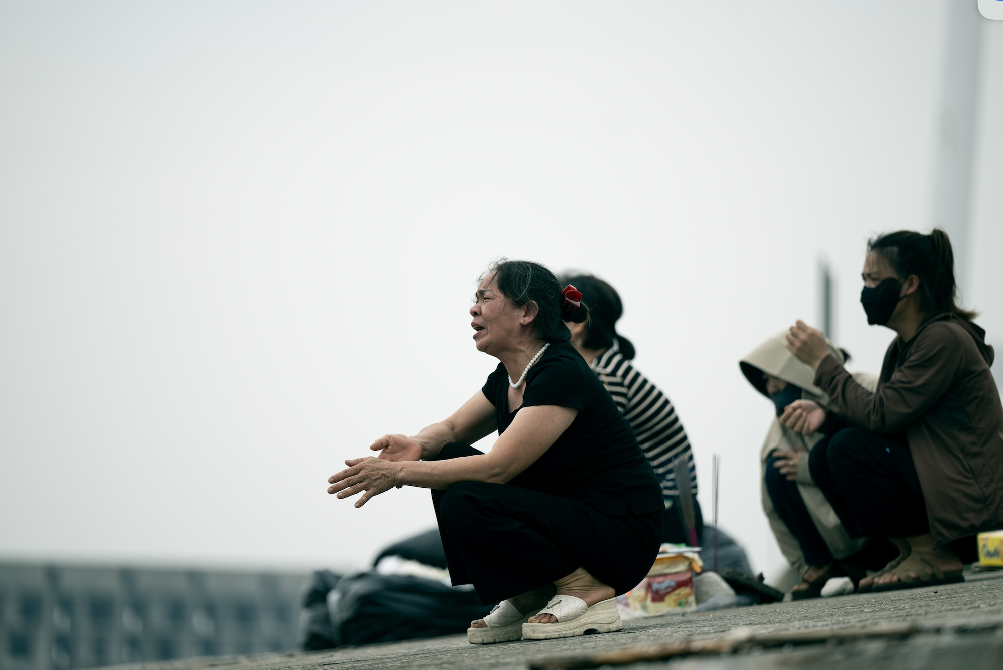 “Về với chị đi, nằm dưới lạnh lắm em ơi…” - Đau lòng tiếng gọi người thân dưới chân cầu Bãi Cháy- Ảnh 4.