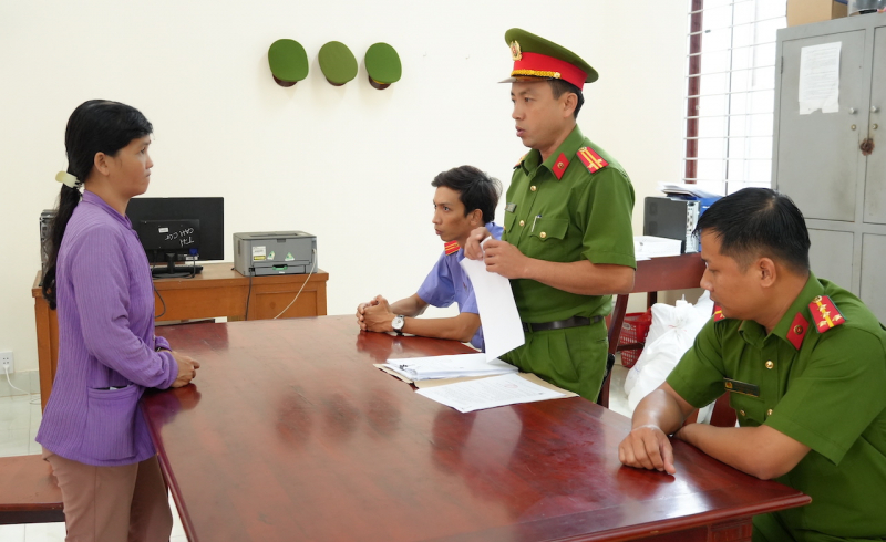 cơ quan cảnh sát điều tra công an tỉnh đồng tháp tống đạt quyết định khởi tố đối tượng nguyễn thị oanh. ảnh trọng tín.jpeg -0