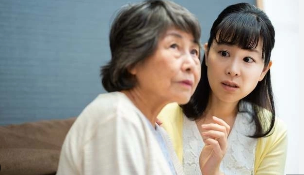 Tôi nhất quyết đưa mẹ chồng vào viện dưỡng lão, mẹ đẻ nổi giận, 1 tháng sau tôi hiểu lý do mà rùng mình - Ảnh 1.