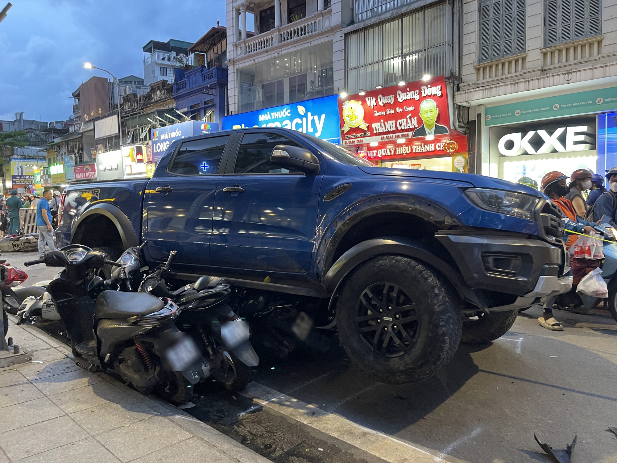 Người dân hoảng hốt kể lại vụ ô tô chồm lên loạt xe máy trên phố Khâm Thiên: