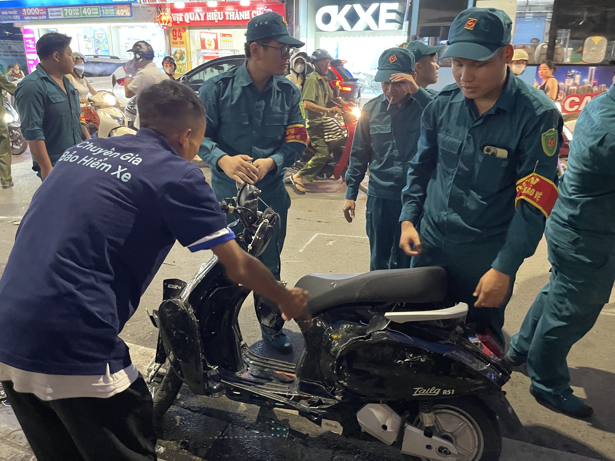 Người dân hoảng hốt kể lại vụ ô tô chồm lên loạt xe máy trên phố Khâm Thiên: