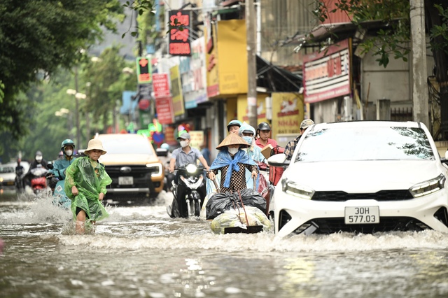 Toàn cảnh Hà Nội mưa như trút nước, 