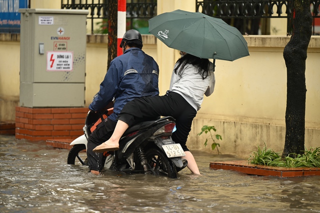 Toàn cảnh Hà Nội mưa như trút nước, 