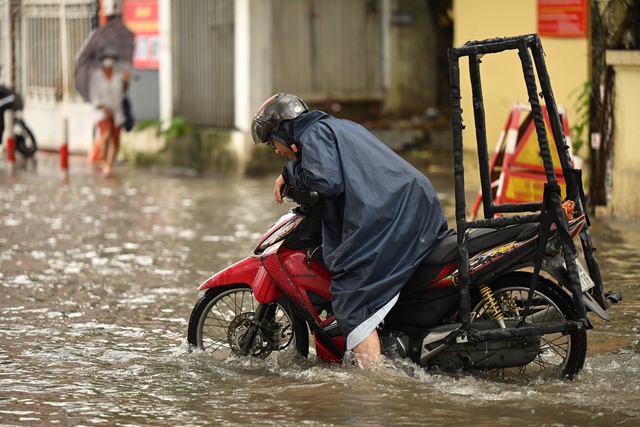 Toàn cảnh Hà Nội mưa như trút nước, 