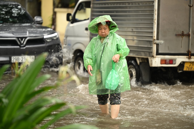 Toàn cảnh Hà Nội mưa như trút nước, 