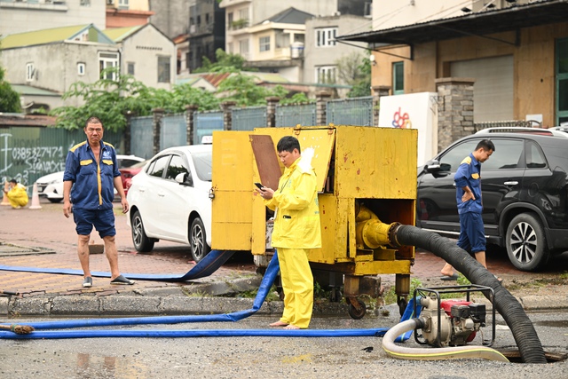 Toàn cảnh Hà Nội mưa như trút nước, 