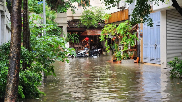 Toàn cảnh Hà Nội mưa như trút nước, 