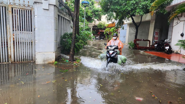 Toàn cảnh Hà Nội mưa như trút nước, 