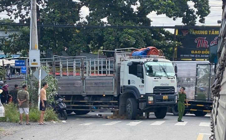 Tai nạn giao thông nghiêm trọng ở TP HCM khiến một phụ nữ tử vong tại chỗ - Ảnh 1.