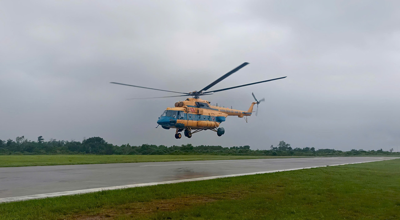 Mi - 171 của Trung đoàn Không quân 916 thực hiện nhiệm vụ thả hàng cứu trợ tại Nghệ An - Ảnh 1.