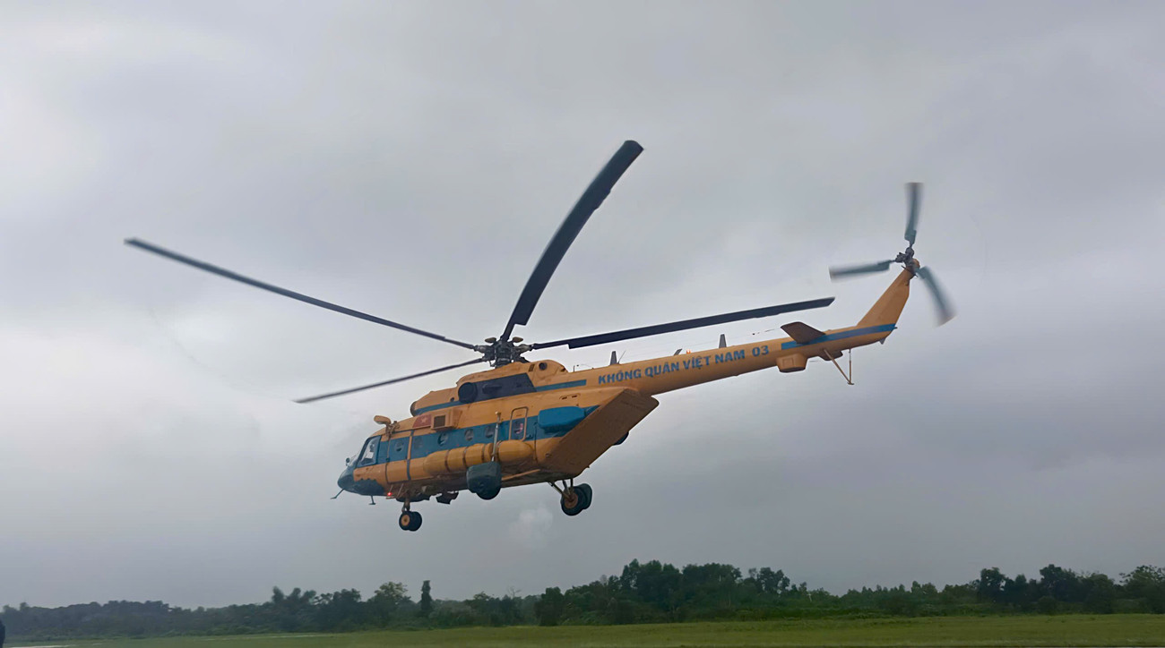 Mi - 171 của Trung đoàn Không quân 916 thực hiện nhiệm vụ thả hàng cứu trợ tại Nghệ An - Ảnh 2.