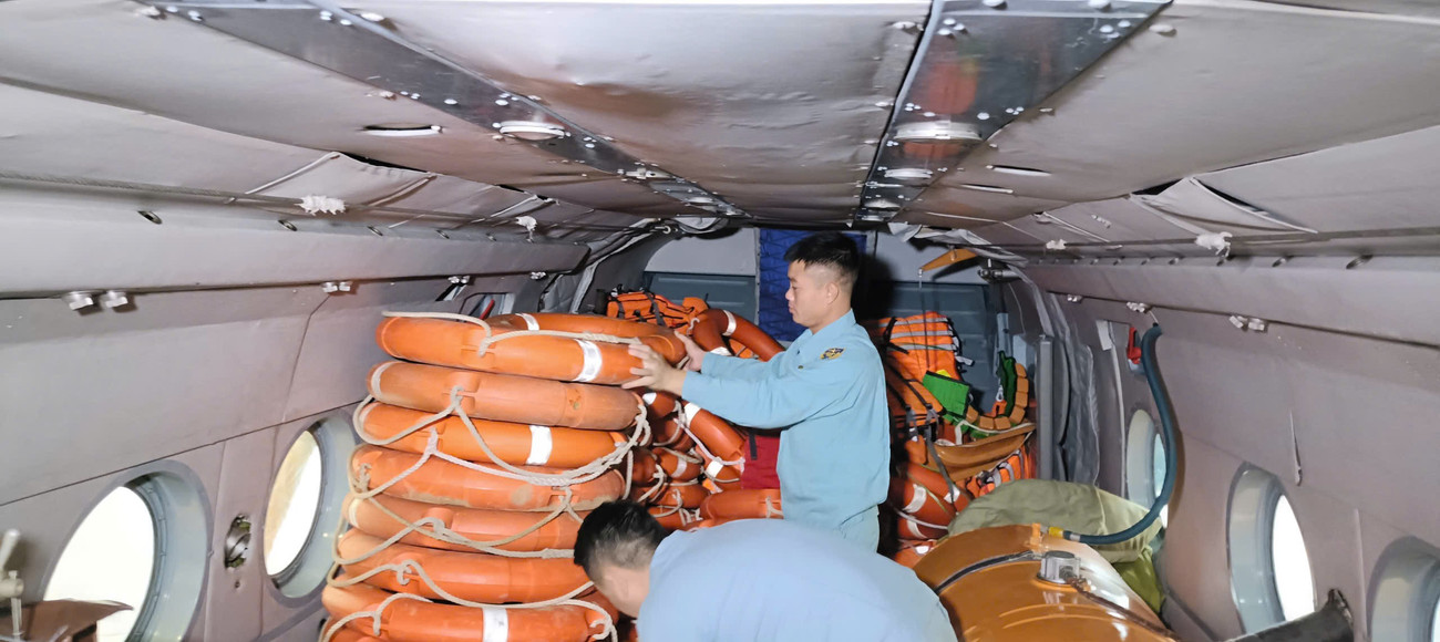 Mi - 171 của Trung đoàn Không quân 916 thực hiện nhiệm vụ thả hàng cứu trợ tại Nghệ An - Ảnh 5.