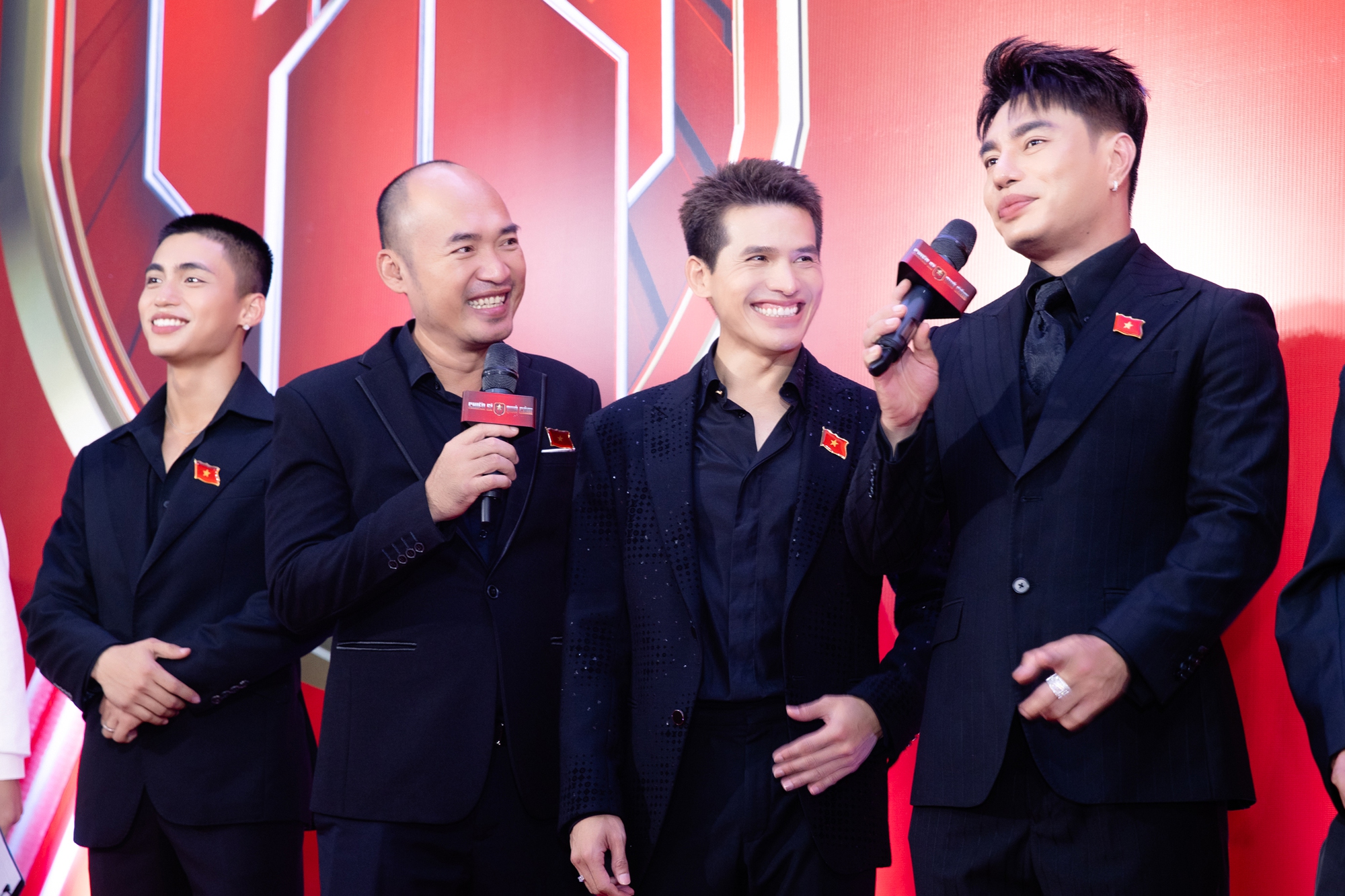 24-1753348182-gameshow-khac-nghiet-nhat-2025-binz-ngat-xiu-kieu-minh-tuan-boc-sao-nam-chi-noi-chuyen-1-minh.jpg