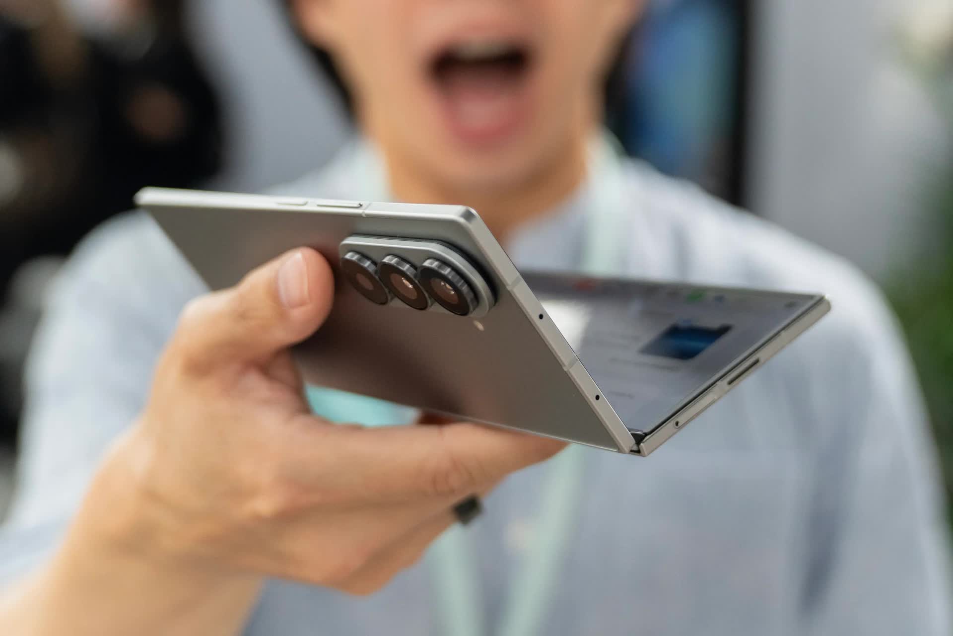 iPhone gập đầu tiên sẽ ra mắt năm sau, nhưng theo cách không giống Apple chút nào- Ảnh 1.