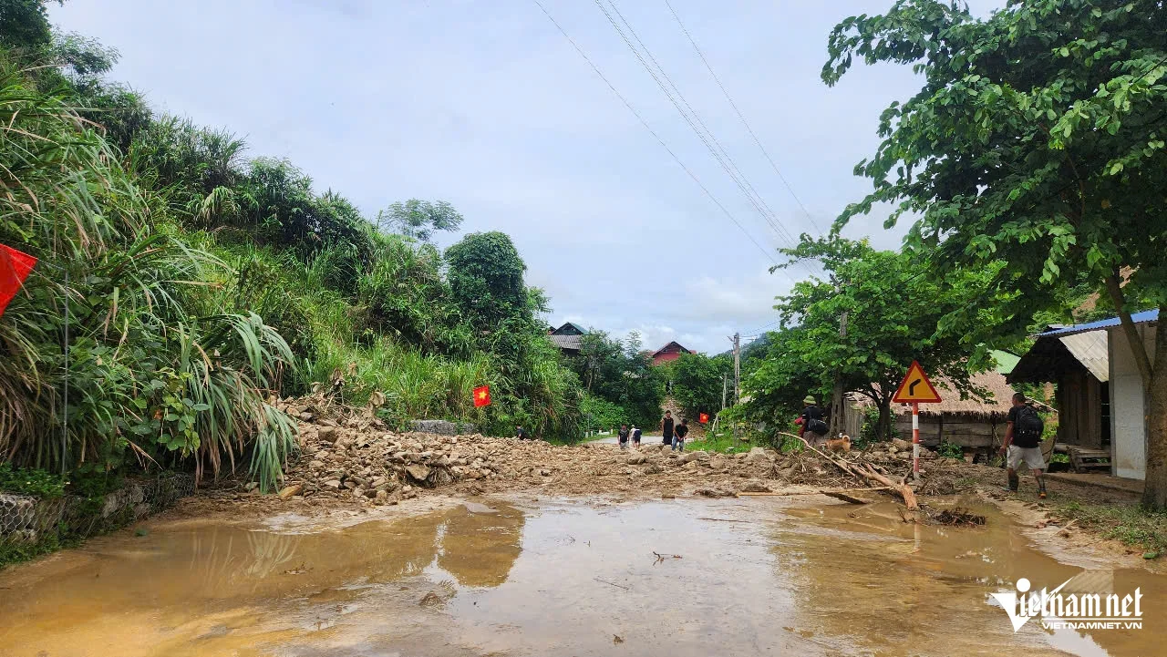 25-1753404552-hinh-anh-lu-xe-nat-quoc-lo-noi-xa-nhon-mai-noi-7000-dan-dang-bi-co-lap.webp