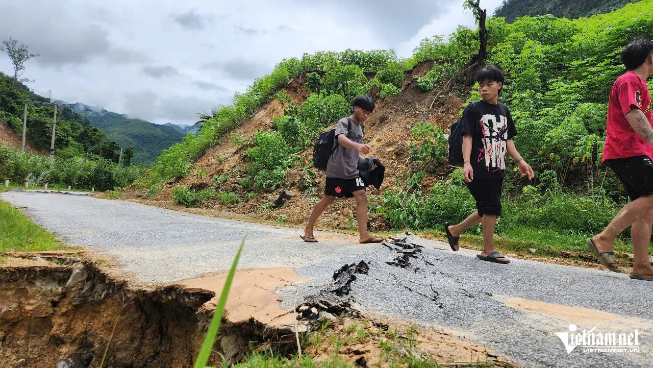 25-1753405240-hinh-anh-lu-xe-nat-quoc-lo-noi-xa-nhon-mai-noi-7000-dan-dang-bi-co-lap.webp