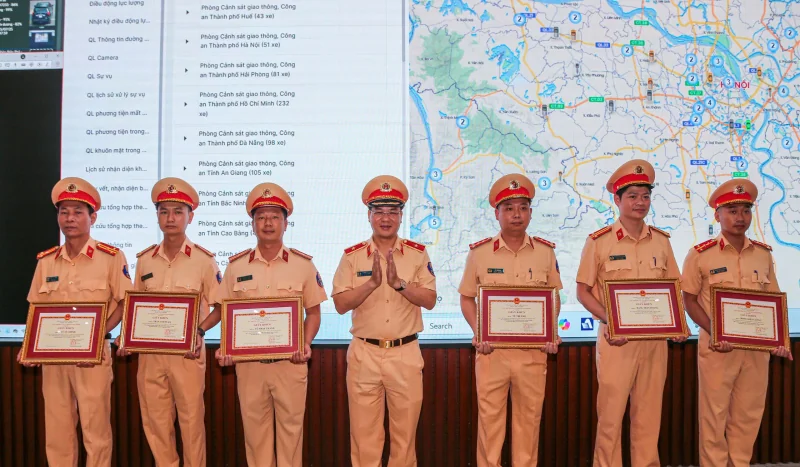 25-1753429569-khen-thuong-luc-luong-truy-bat-rapper-binh-gold-phe-ma-tuy-lai-xe-tren-cao-toc.webp