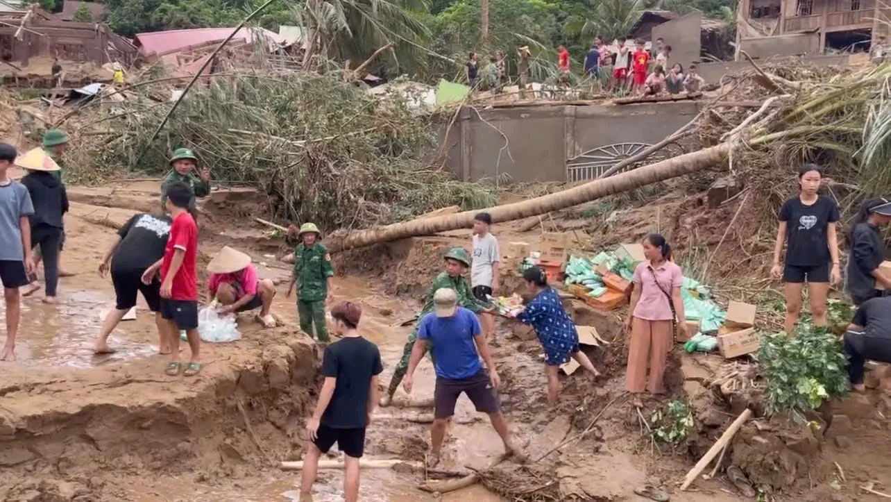 25-1753430405-nuoc-lu-co-lap-nguoi-dan-xuc-dong-bat-khoc-khi-truc-thang-tha-luong-thuc.webp