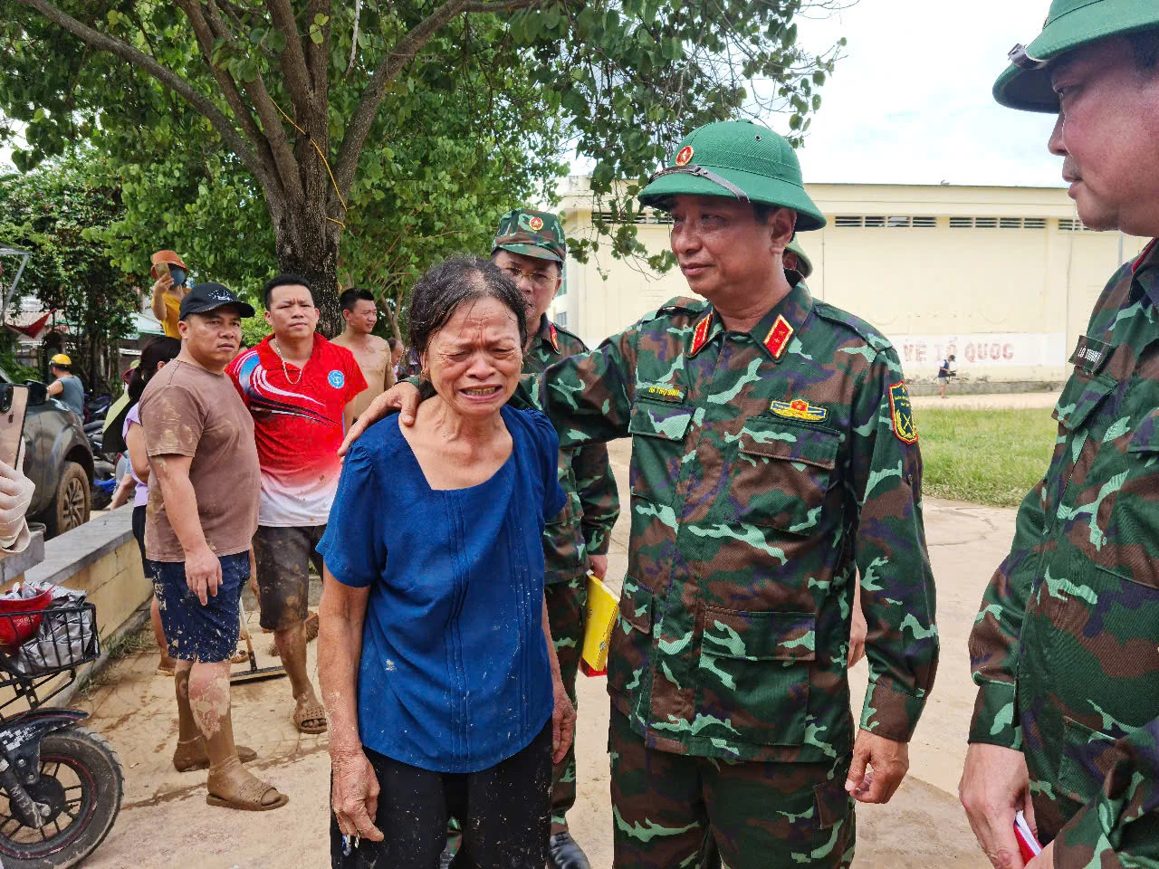 25-1753430408-nuoc-lu-co-lap-nguoi-dan-xuc-dong-bat-khoc-khi-truc-thang-tha-luong-thuc.webp