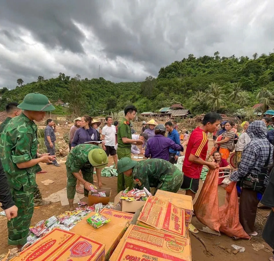 25-1753430413-nuoc-lu-co-lap-nguoi-dan-xuc-dong-bat-khoc-khi-truc-thang-tha-luong-thuc.webp