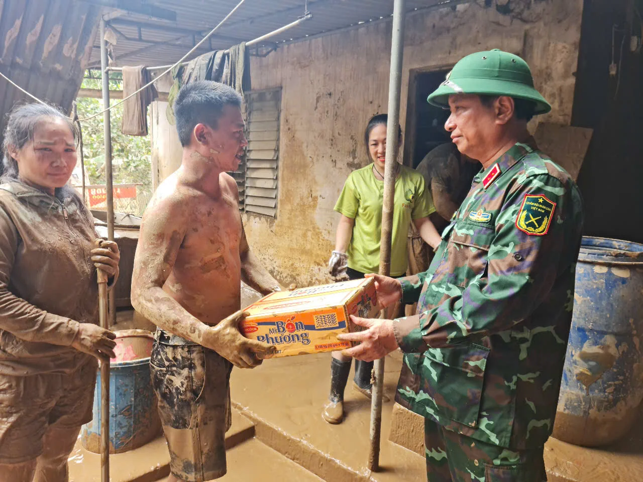 25-1753430417-nuoc-lu-co-lap-nguoi-dan-xuc-dong-bat-khoc-khi-truc-thang-tha-luong-thuc.webp
