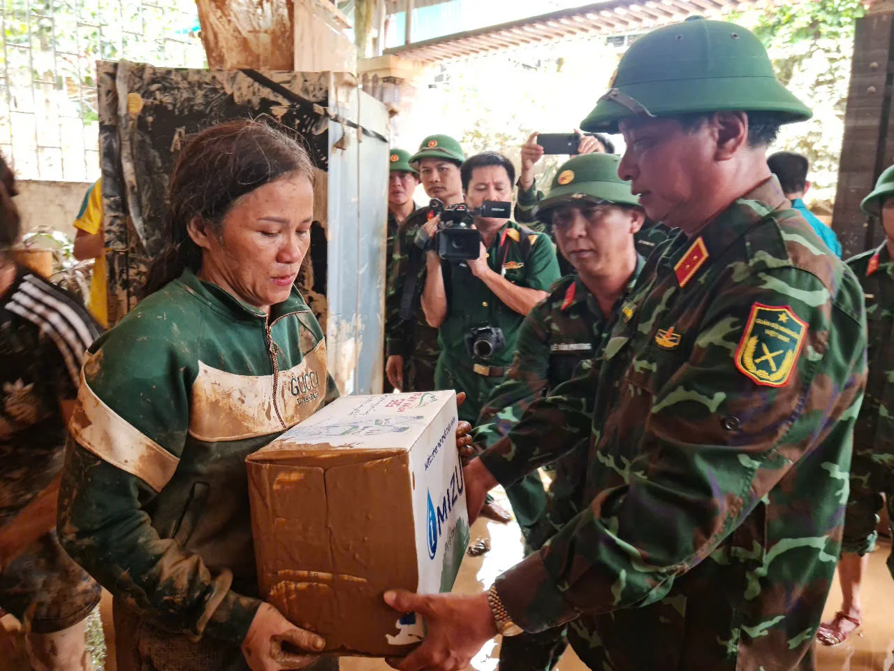 25-1753430420-nuoc-lu-co-lap-nguoi-dan-xuc-dong-bat-khoc-khi-truc-thang-tha-luong-thuc.webp