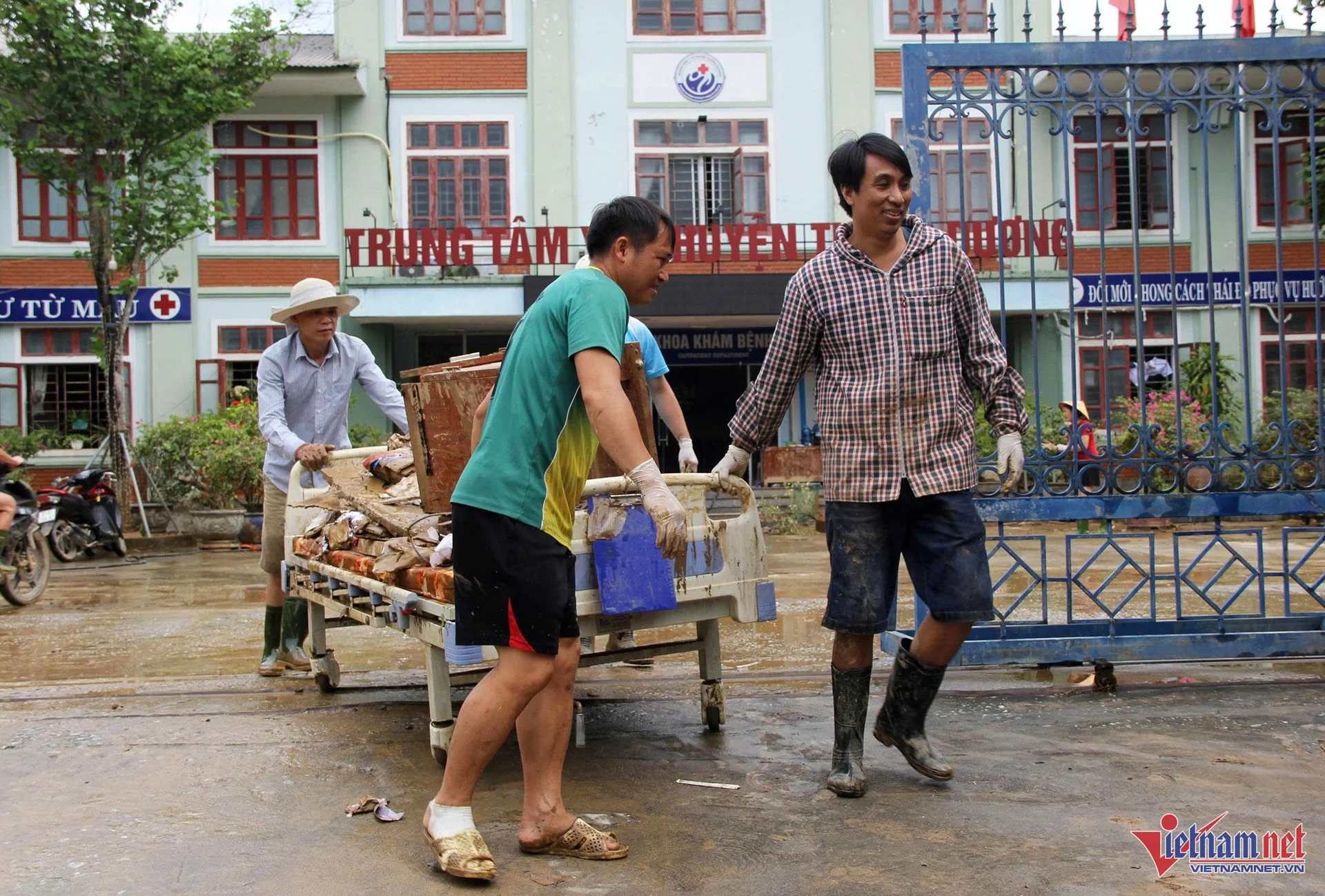 26-1753515291-thoi-khac-140-benh-nhan-thao-chay-trong-dem-khi-con-lu-du-ap-den.webp