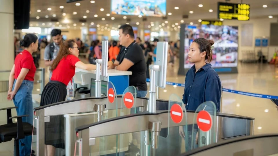 hanh-khach-nha-ga-t3-tan-son-nhat-co-the-lam-thu-tuc-bay-bang-vneid-va-nhan-dien-khuon-mat-1753520264.webp