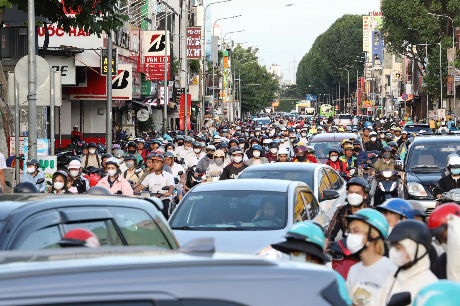27-1753580181-3-giao-lo-thuong-xuyen-ket-xe-o-tp-hcm-sap-duoc-giai-cuu.webp