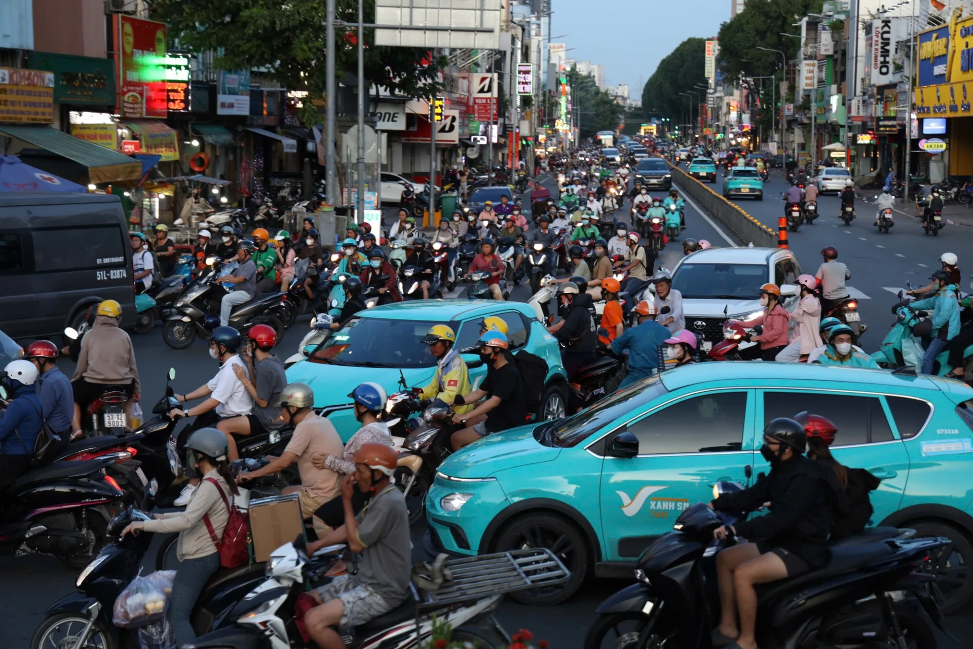 27-1753580188-3-giao-lo-thuong-xuyen-ket-xe-o-tp-hcm-sap-duoc-giai-cuu.webp