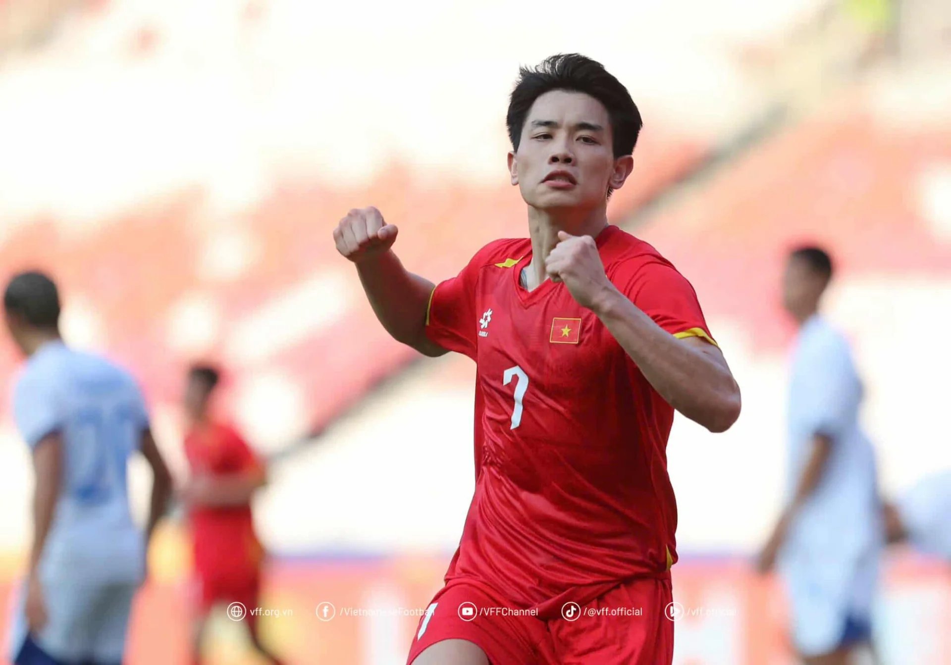 27-1753586762-nuoc-co-gay-soc-cua-ong-troussier-cuoi-cung-lai-tro-thanh-cuu-canh-cho-hlv-kim-sang-sik.webp