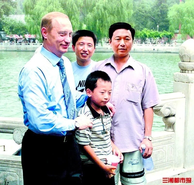 27-1753589135-hang-tin-nga-tim-cau-be-chup-anh-chung-voi-tong-thong-vladimir-putin-cach-day-25-nam.webp