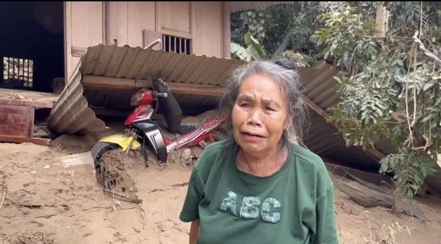 27-1753601375-canh-tuong-hoang-tan-o-xa-bien-gioi-nghe-an-sau-5-ngay-bi-lu-co-lap-bun-dat-ngap-sat-tran-nha-nguoi-dan-trang-tay-vat-lon-tim-tai-san.webp