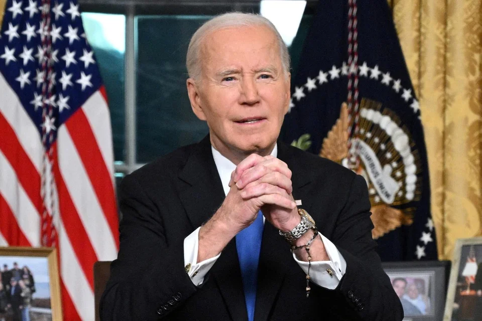 ong-biden-viet-hoi-ky-o-tuoi-82-tien-ban-quyen-ung-truoc-10-trieu-usd-1753661111.webp