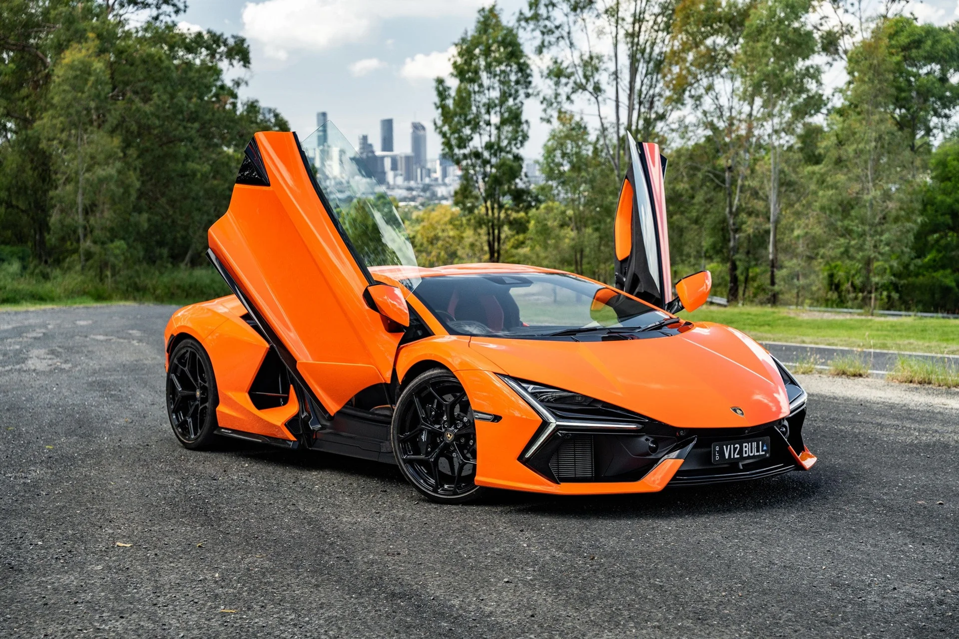 28-1753671859-sieu-xe-lamborghini-revuelto-cung-mau-minh-nhua-dat-mua-gap-loi-cua-tu-sat.webp
