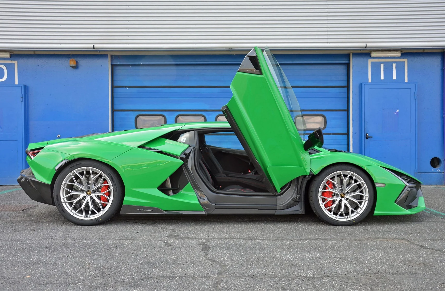 28-1753671875-sieu-xe-lamborghini-revuelto-cung-mau-minh-nhua-dat-mua-gap-loi-cua-tu-sat.webp